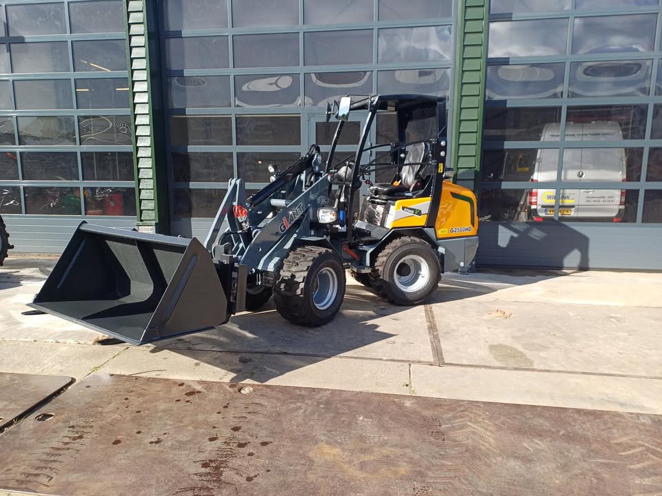 Afgeleverd! Giant G2500HD De G2500 HD heeft een bedrijfsgewicht van 2.400 kg en een hefkracht…